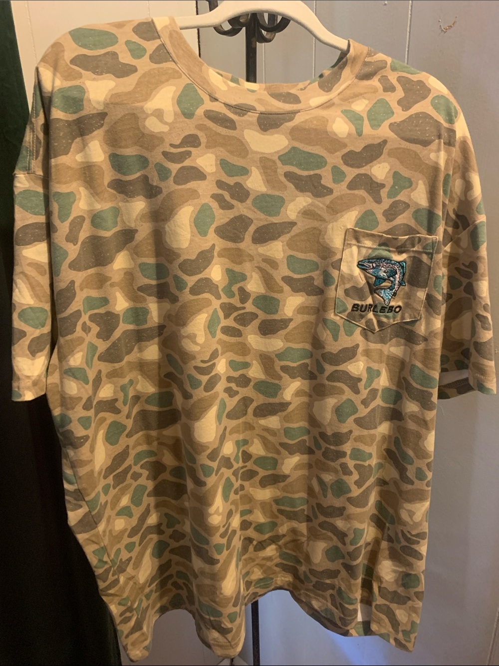 BURLEBO Men's Camo Pocket Tee in Tan and Green